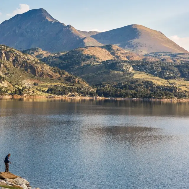 Pêche sur Lac, au Bouillouses, les Pérics en fond. Les Angles.