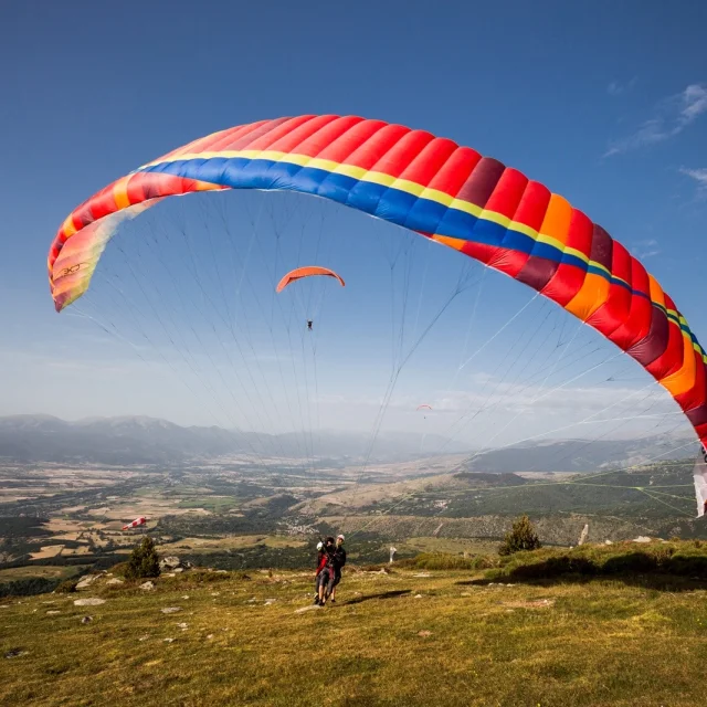 Parapente à Targasonne, organisé par l'association Vol'Em, suvol de Cerdagne et des Pyrénées.