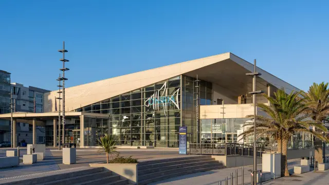 Façade moderne du bâtiment Oniria avec de grandes baies vitrées, située à Canet-en-Roussillon.
