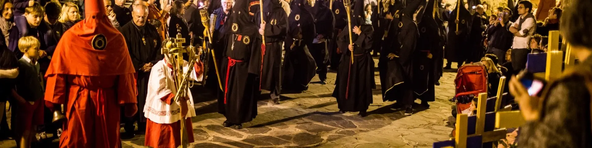 Procession de la Sanch 2017, à Collioure, durant la semaine sainte, Vendredi Saint.
Photoreportage à la suite des hommes en caparuches portant leur mistère illustrant les différentes station du chemin de croix, Collioure.