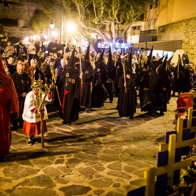 Procession de la Sanch 2017, à Collioure, durant la semaine sainte, Vendredi Saint.
Photoreportage à la suite des hommes en caparuches portant leur mistère illustrant les différentes station du chemin de croix, Collioure.