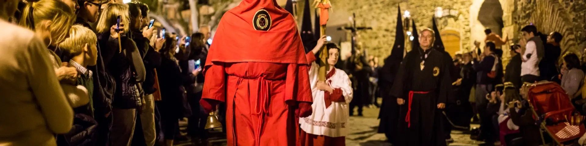 Procession de la Sanch 2017, à Collioure, durant la semaine sainte, Vendredi Saint.
Photoreportage à la suite des hommes en caparuches portant leur mistère illustrant les différentes station du chemin de croix, Collioure.