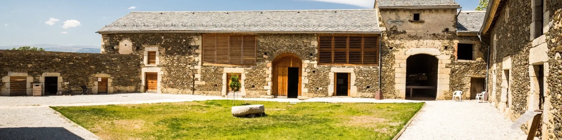 Musée de Cerdagne, dans une ferme historique, ancienne demeure du régent napoléonnien, retraçant l'histoire economique et politique de la Cerdagne, avec son jardin potager.