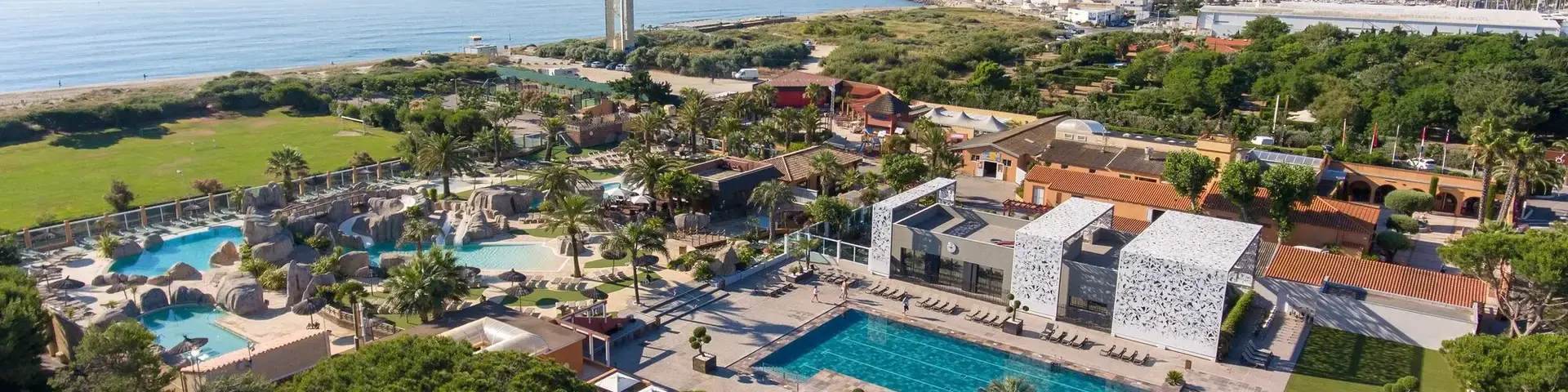 Vue aérienne du camping Le Brasilia à Canet-en-Roussillon, avec ses piscines et la Méditerranée