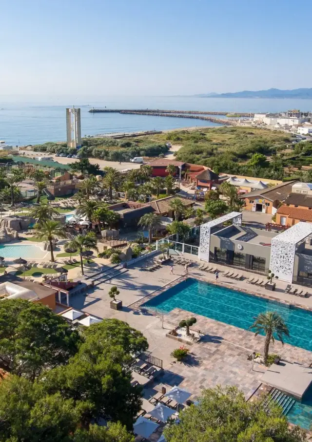 Vue aérienne du camping Le Brasilia à Canet-en-Roussillon, avec ses piscines et la Méditerranée