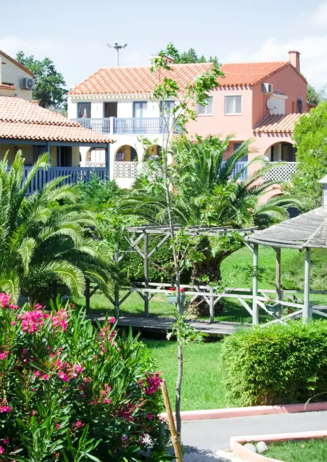 Jardins arborés et hébergements de la résidence Malibu Village à Canet-en-Roussillon