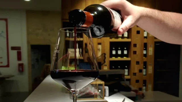 Bouteille de vin versée dans un verre