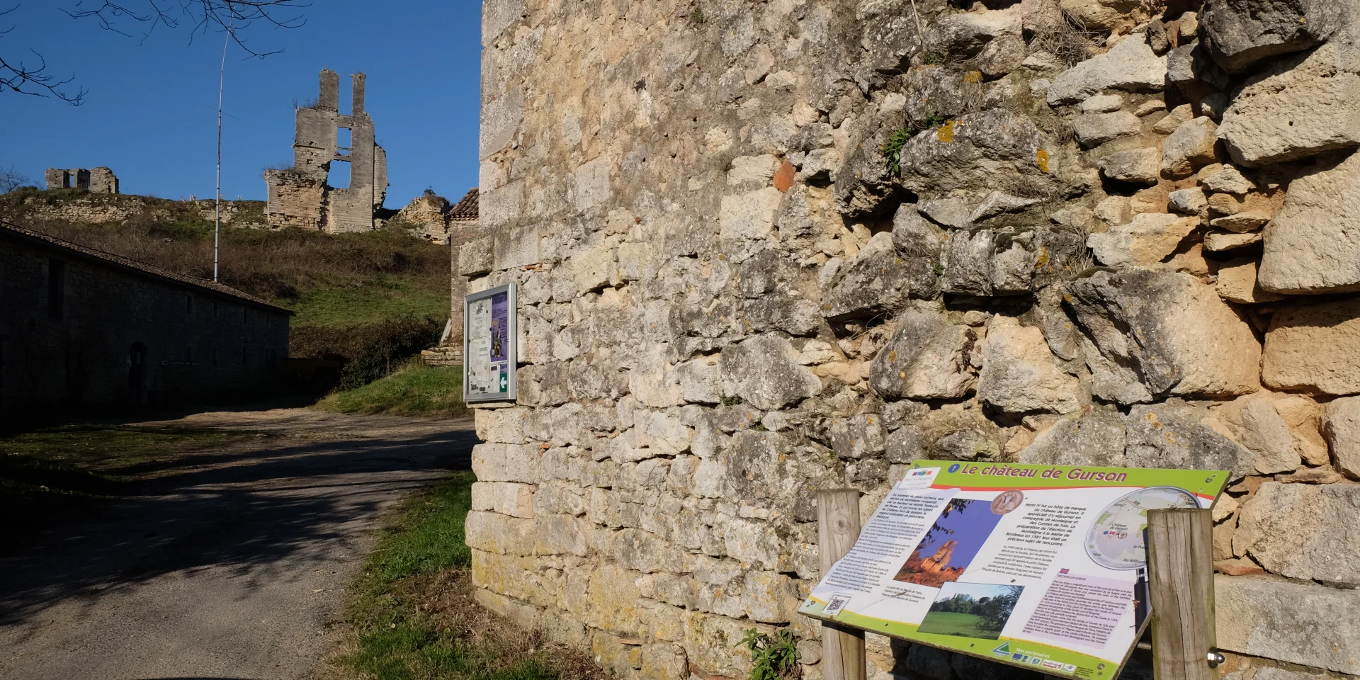 Accès au château de Gurson