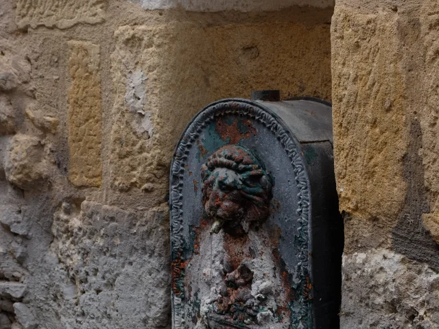 Fontaine-borne rue des Conférences à Bergerac