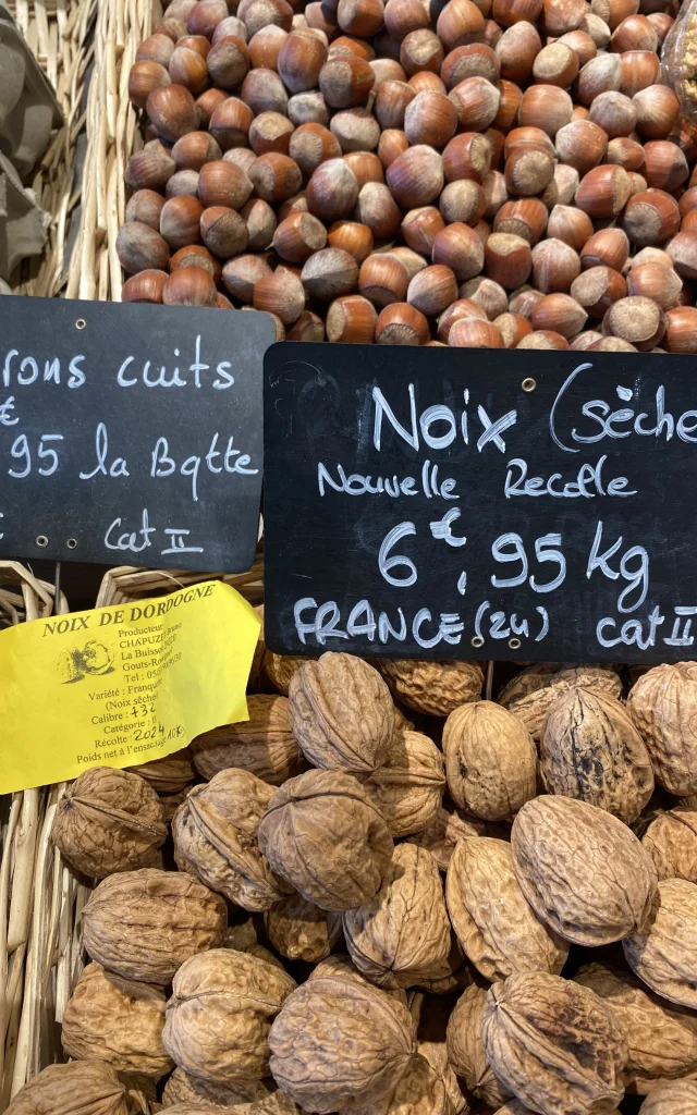 Noix du Périgord marché couvert Les Halles de Bergerac
