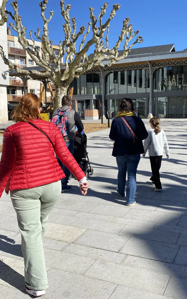 Place Louis de la Bardonnie en famille