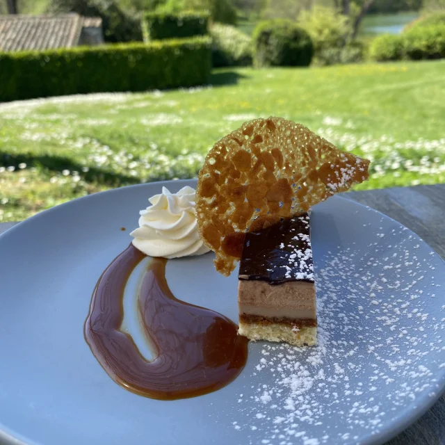 Déguster le double croquant au chocolat et profiter de la vue sur le Golf des Vigiers