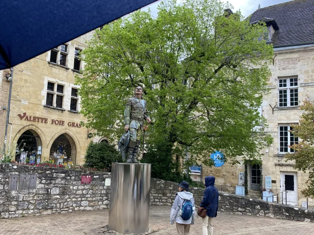 Admirer Cyrano de Bergerac même sous la pluie