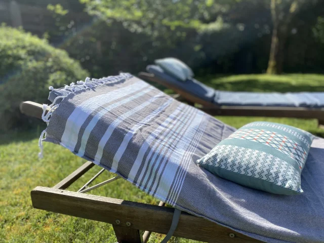 Transats à disposition dans le jardin du gîte de l'Atelier à Bergerac