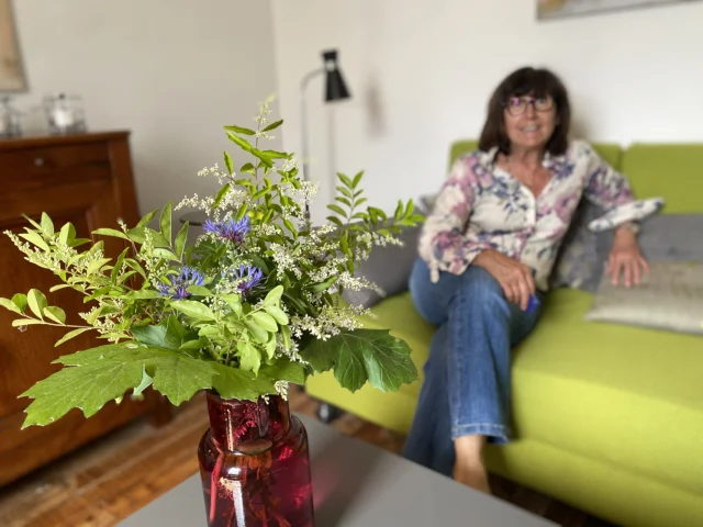 Espace détente et lecture dans le salon du gîte de l'Atelier à Bergerac
