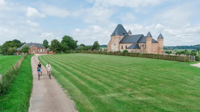 Flavigny Le Grand L'église Fortifiée Et La Voie Verte