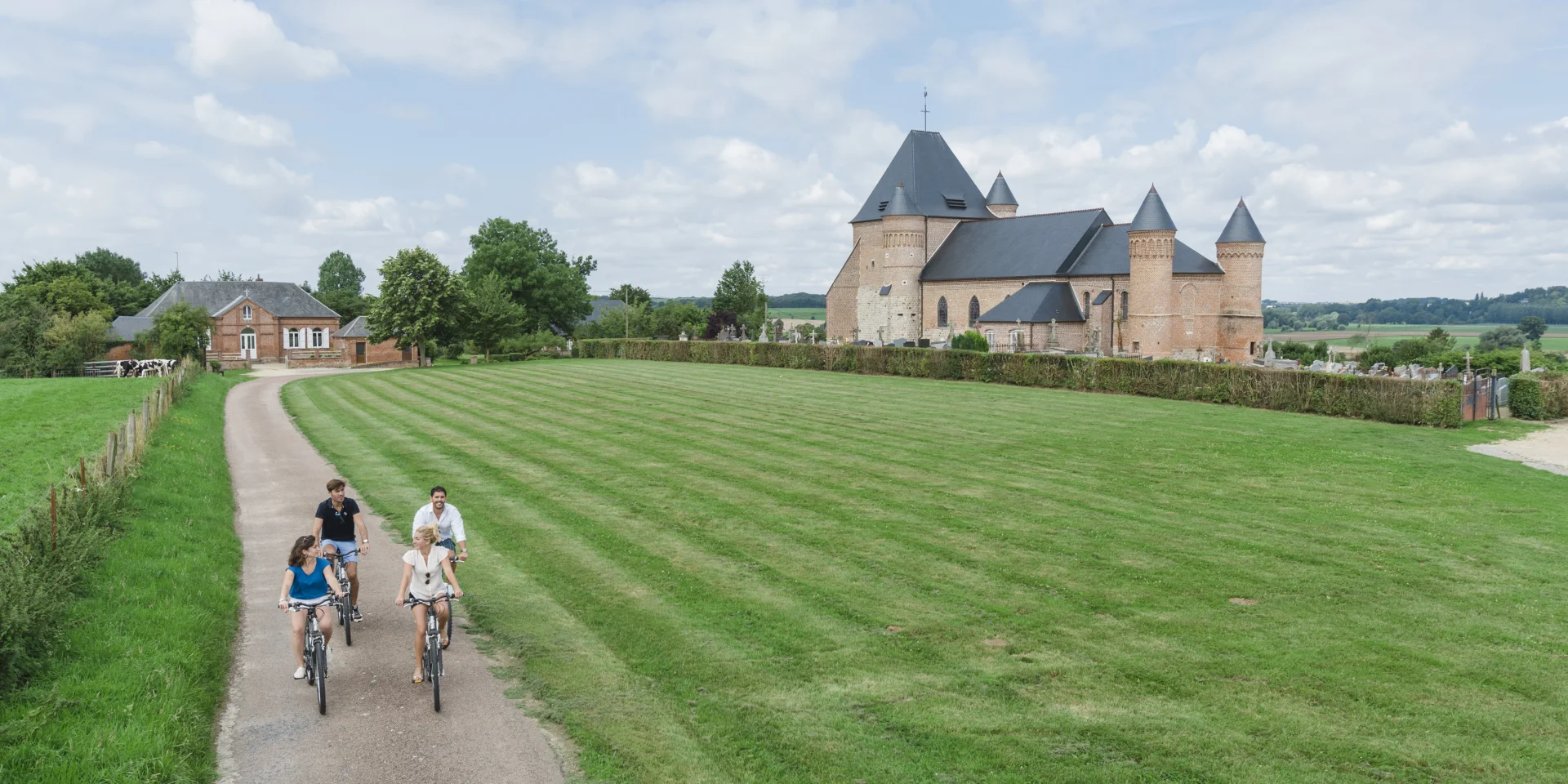 Flavigny Le Grand Leglise Fortifiee Et La Voie Verte