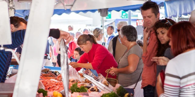 Markt van Fouesnant op vrijdagochtend