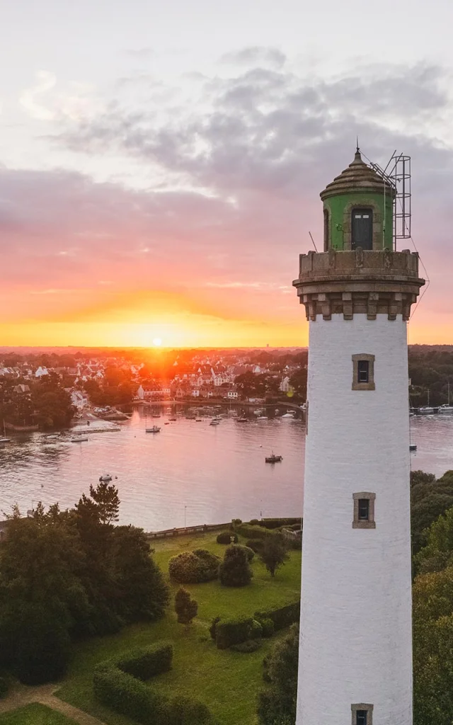 Coucher de soleil sur le phare de la Pyramide à Bénodet