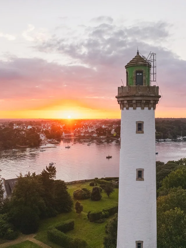Sonnenuntergang auf dem Leuchtturm der Pyramide in Bénodet