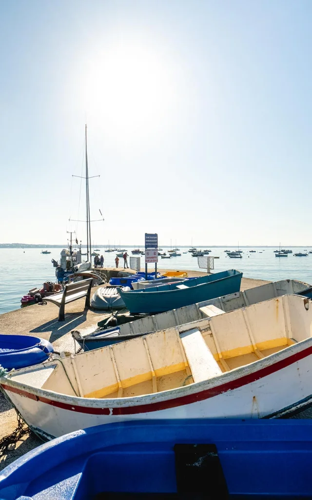 Annexes colorées à la cale de Beg-Meil à Fouesnant