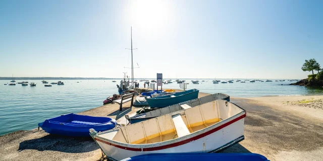 Farbige Annexe am Beg-Meil-Dock in Fouesnant