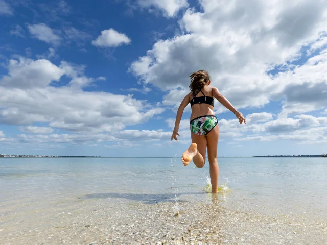 Junges Mädchen, das zum Baden läuft