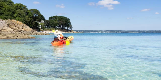 Family kayaking in the Beg-Meil creeks in Fouesnant