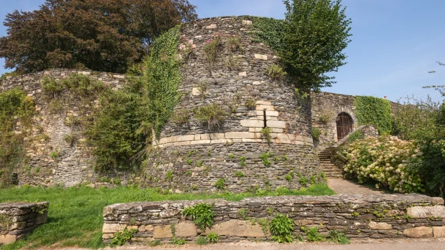 fortifications-chateau-rochefort-en-terre.jpg