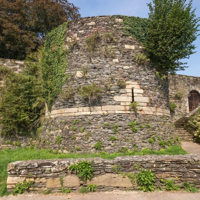 fortifications-chateau-rochefort-en-terre.jpg
