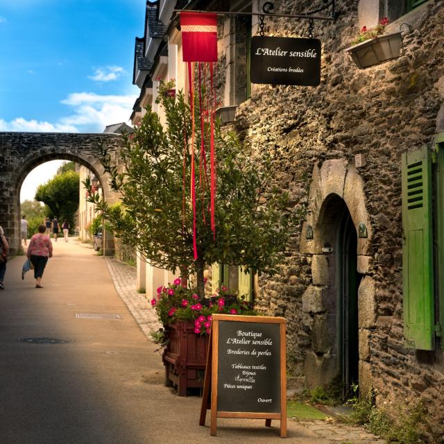 latelier-sensible-broderie-dart-rochefort-en-terre.jpg