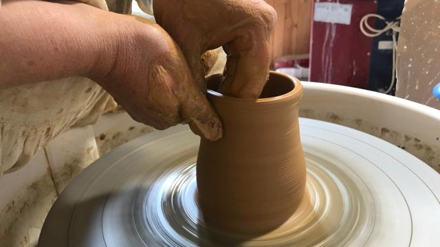 atelier-escampette-poterie-art-rochefort-en-terre-tournage.jpg