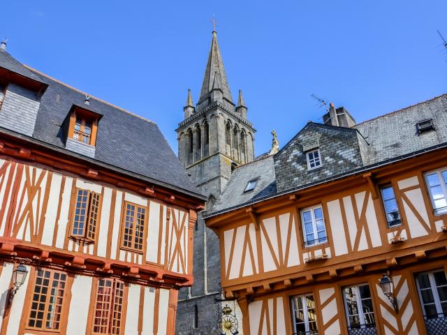 Place Henri IV avec au fond la cathédrale Saint-Pierre - Vannes