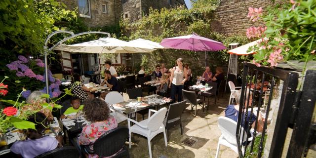 la-tour-du-lion-terrasse-rochefort-en-terre.jpg