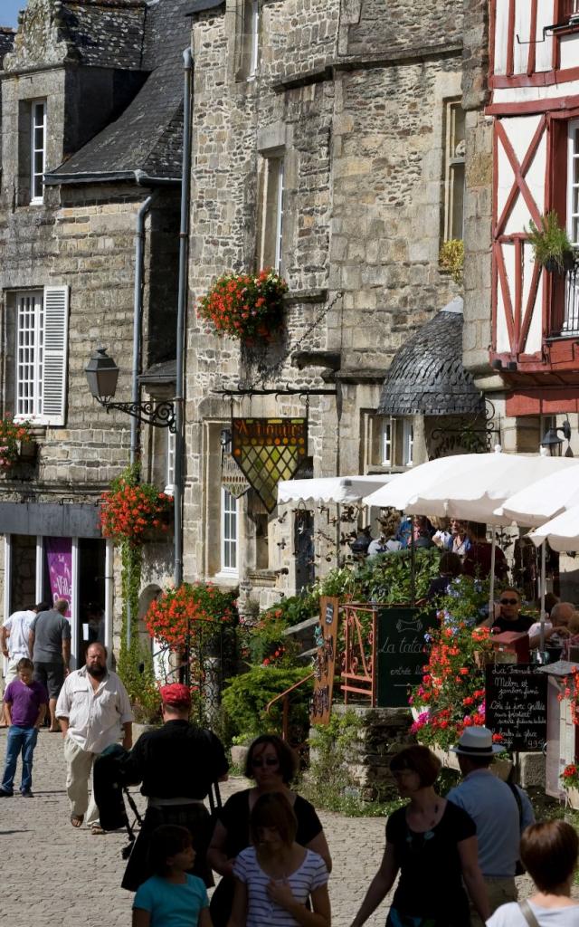 rue-et-terrasse-rochefort-en-terre.jpg