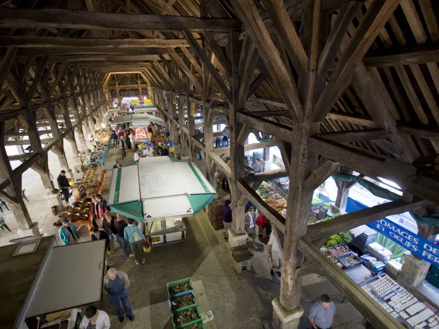 Marché de Questembert sous les Halles