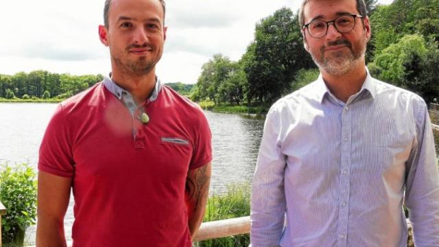 De gauche à droite : Romuald Boyer, gérant du Moulin-Neuf et Nicolas Jean directeur  de Rochefort-en-Terre Tourisme