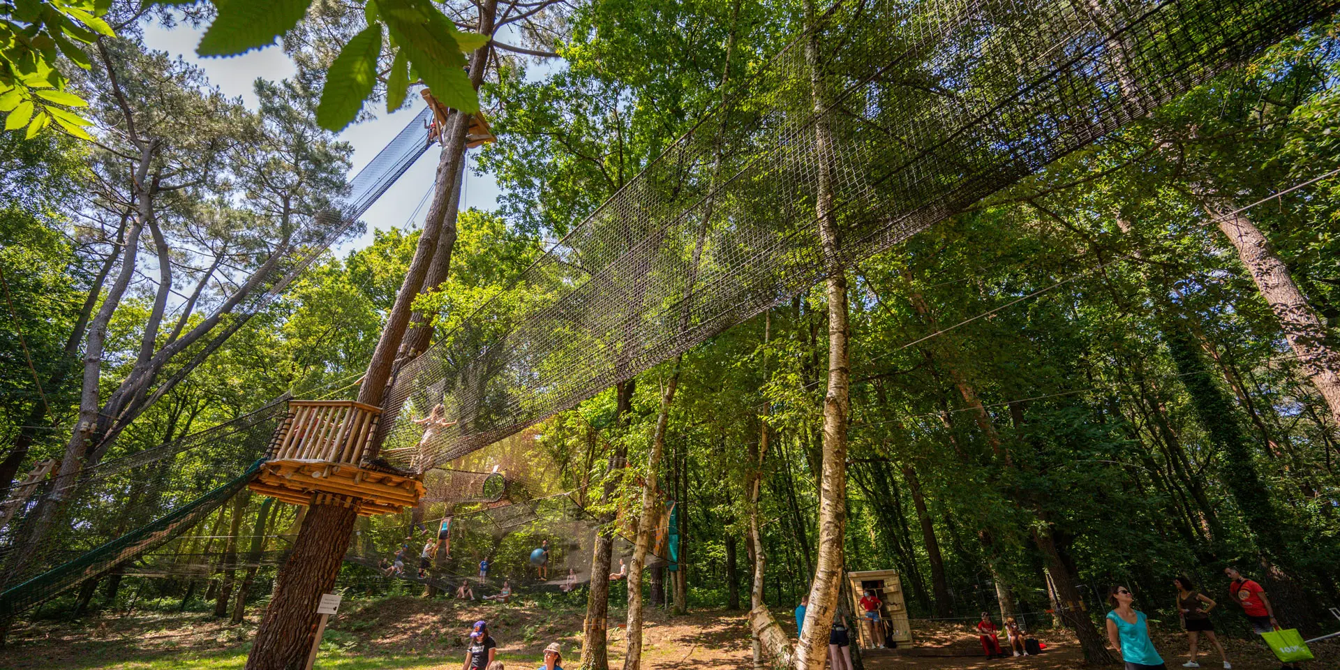 Filets dans les arbres au Moulin Neuf Aventure