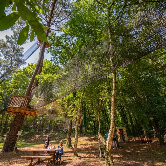Filets dans les arbres au Moulin Neuf Aventure