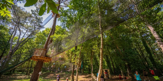 Parcours filets dans les arbres au Moulin Neuf Aventure