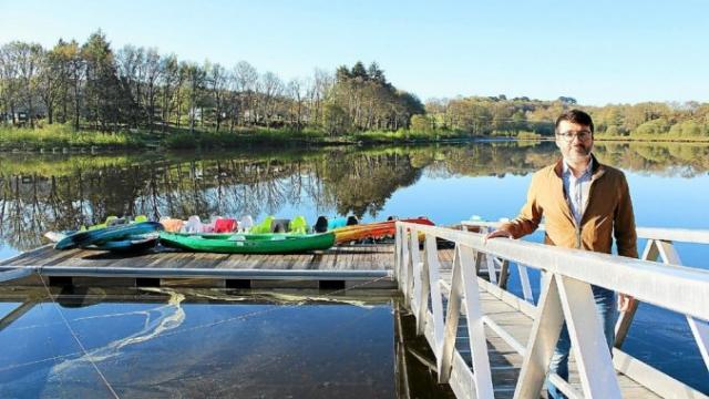 Nicolas Jean, directeur de Rochefort-en-Terre Tourisme, sur le nouveau ponton flottant de la base nautique