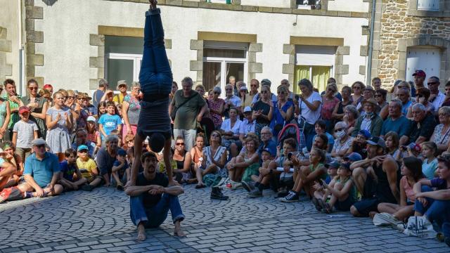Inopiné Festival Questembert 2022 Fall In De La Cie Presque Siamoises