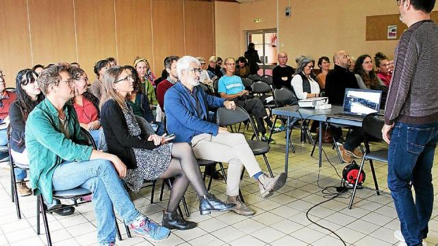 Lors de l'heure du bilan estival, Nicolas Jean (debout) directeur de Rochefort-en-Terre Tourisme,  Stéphane Combeau, le président et une trentaine des partenaires et prestataires du territoire