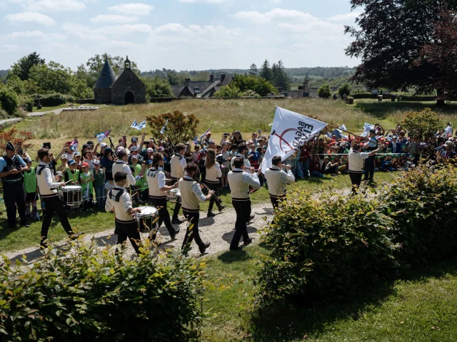 Le Relais de la Flamme Olympique Rochefort-en-Terre avec le Bagad d'Elven