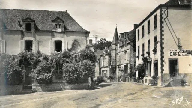 Place Des Halles Rochefort En Terre Postcard From Annie