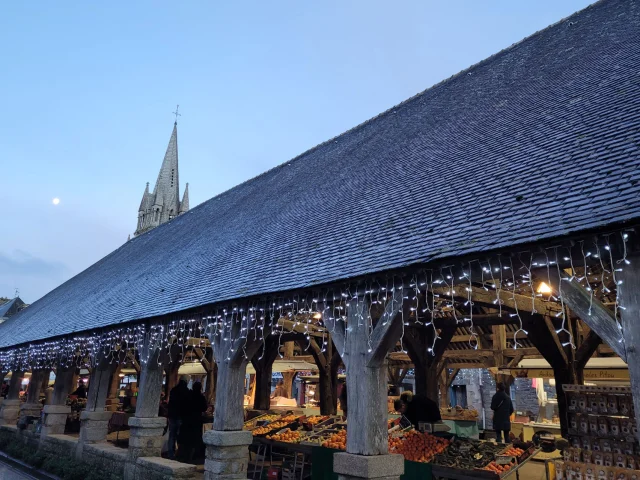 Marché de Questembert sous les Halles illuminées