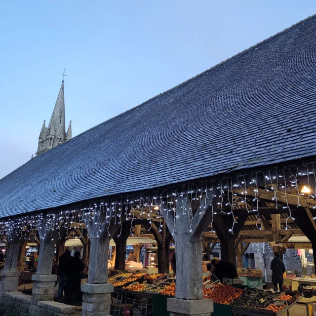 Marché de Questembert sous les Halles illuminées