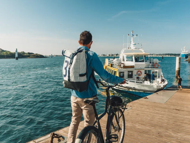 Boarding Bateau Bus Lorient Port Louis Le Cire Jaune Lbst