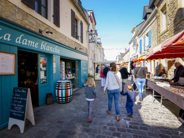 Marche Dans La Grande Rue De Port Louis E.lemee Lbst