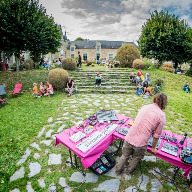 Le Cercle Cubik 2023 concert dans le parc du château avec Yan Timber
